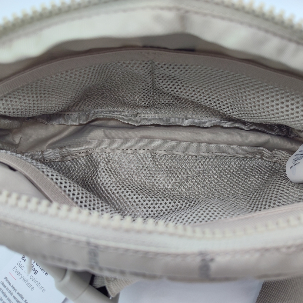🔥 NWT Lululemon Everywhere Belt Bag – Light Gray Logo Print - Picture 4 of 4